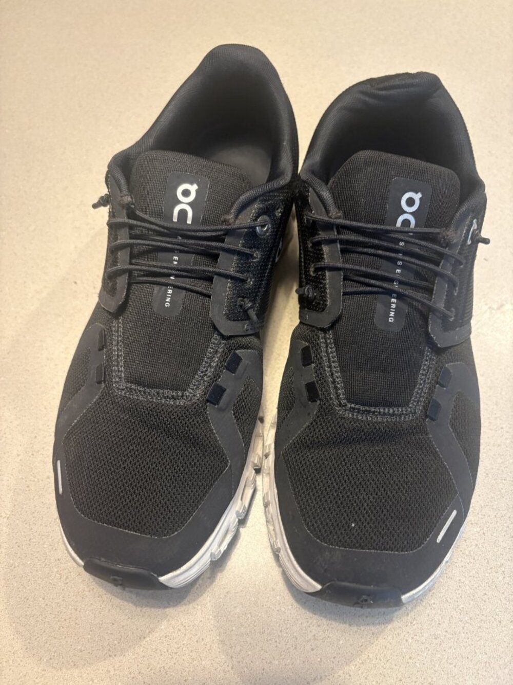 On cloud Size 9 Swiss Engineered Running Sneakers